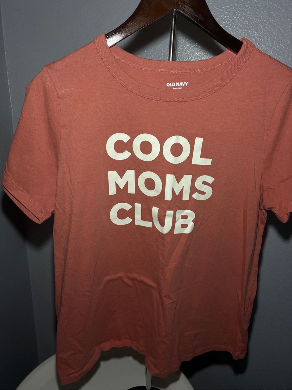 Old Navy Kids Short Sleeve Tee in Rust with White 'COOL MOMS CLUB' Print